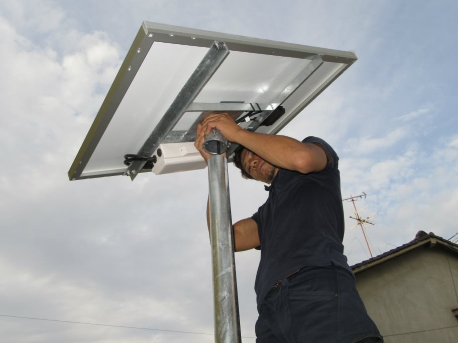 ② ソーラーパネル部をポールに取り付ける。